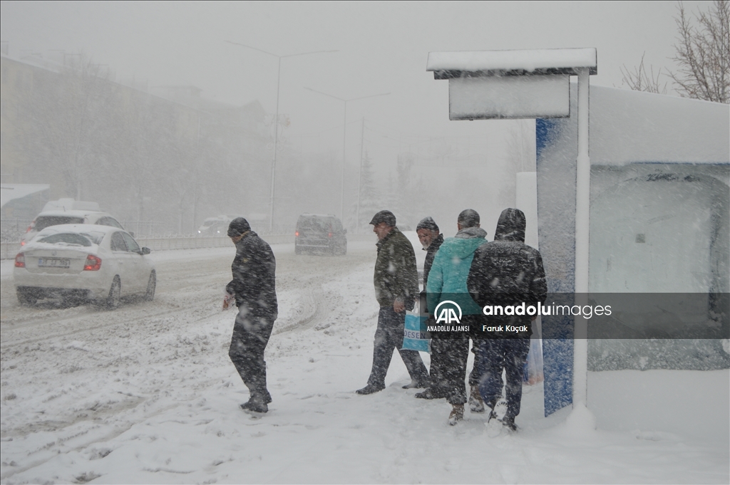 Erzurum'da kar yağışı etkili oldu