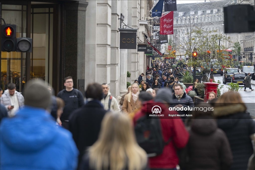 Londra'da alışveriş yoğunluğu yaşanıyor