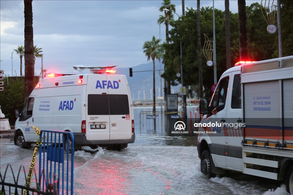 Hatay'da İskenderun'da sağanak ve kuvvetli rüzgar hayatı olumsuz etkiledi