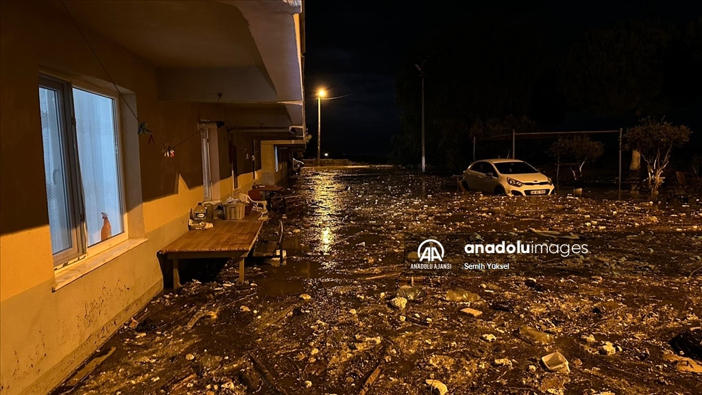 Karadeniz'de fırtına dev dalgalar oluşturdu