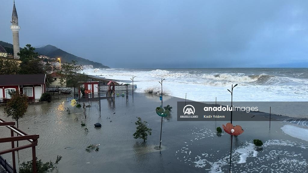 Karadeniz'de fırtına dev dalgalar oluşturdu
