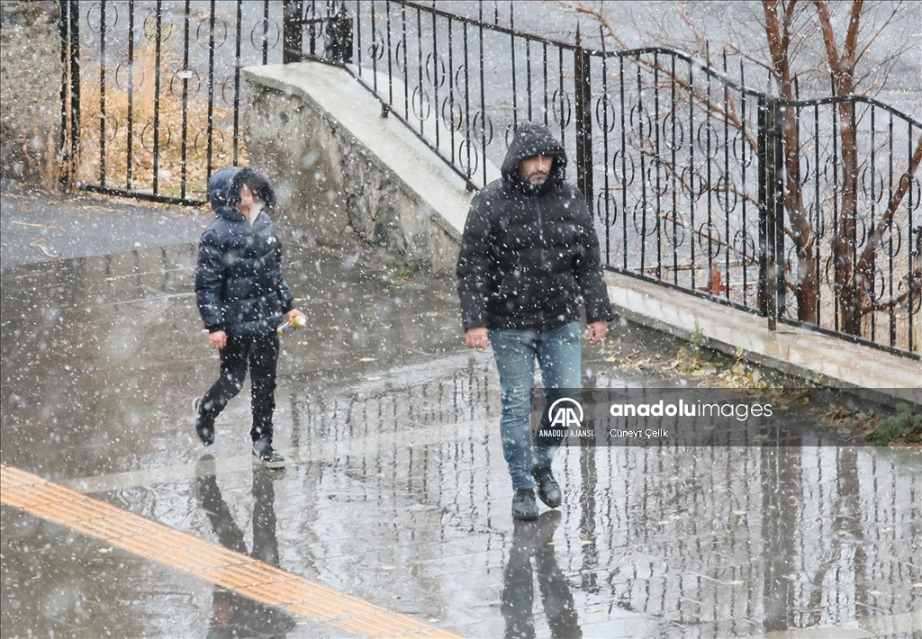 Kars'ta kar yağışı etkili oldu 
