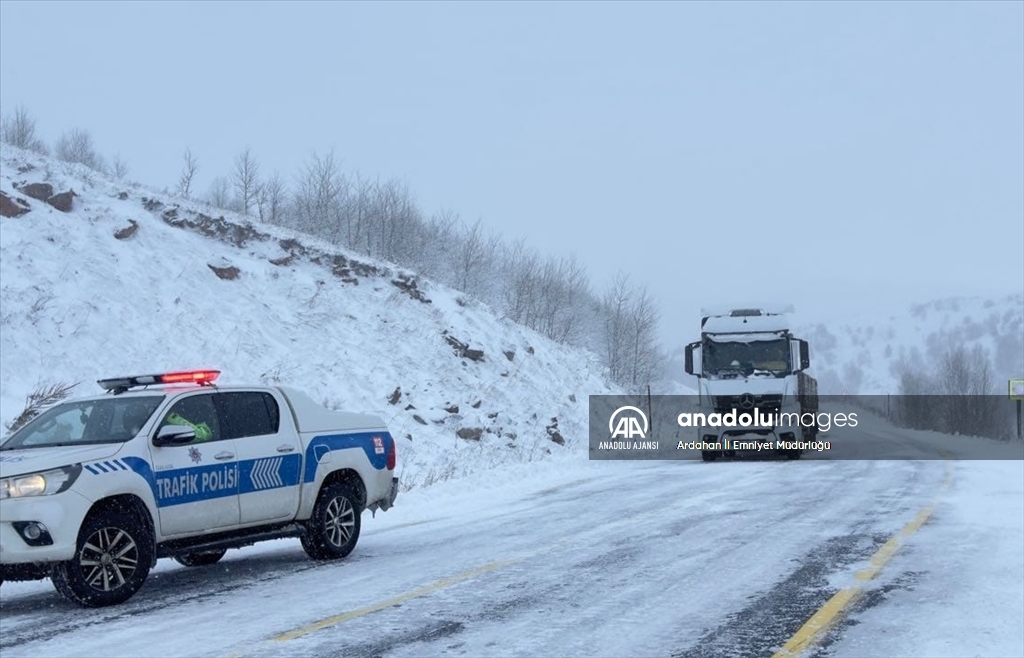 Ardahan-Artvin kara yolu ağır tonajlı araç geçişine kapatıldı