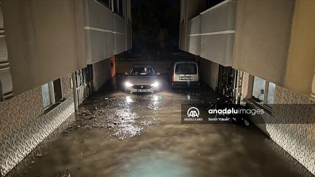 Karadeniz'de fırtına dev dalgalar oluşturdu
