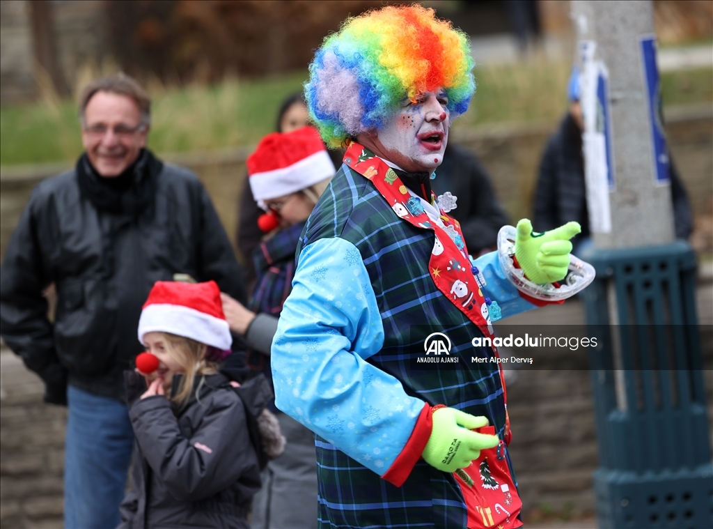Toronto'da 'Noel Baba Geçit Töreni' düzenlendi