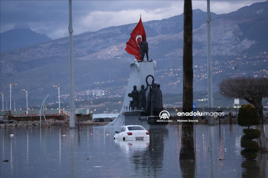 Hatay'da İskenderun'da sağanak ve kuvvetli rüzgar hayatı olumsuz etkiledi