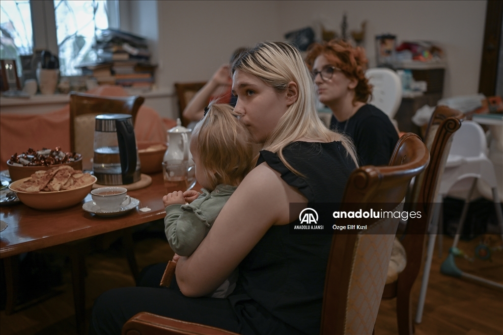 Harkiv'de savaş nedeni ile ebeveyn bakımından yoksun kalan çocuklara koruyucu annelik yapan Mariya