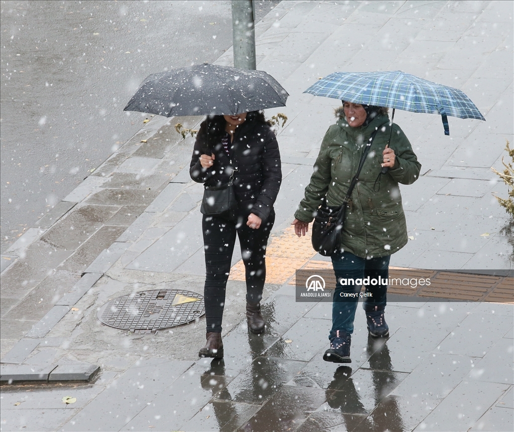 Kars'ta kar yağışı etkili oldu 
