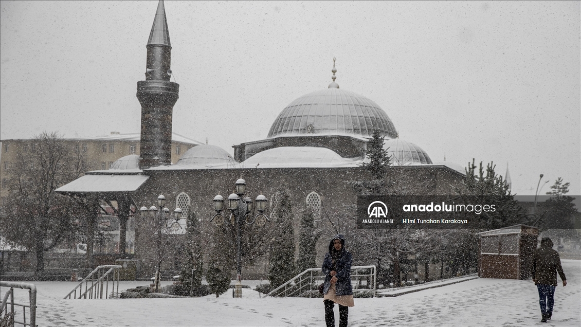 Kar, sağanak ve kuvvetli rüzgar hayatı olumsuz etkiledi