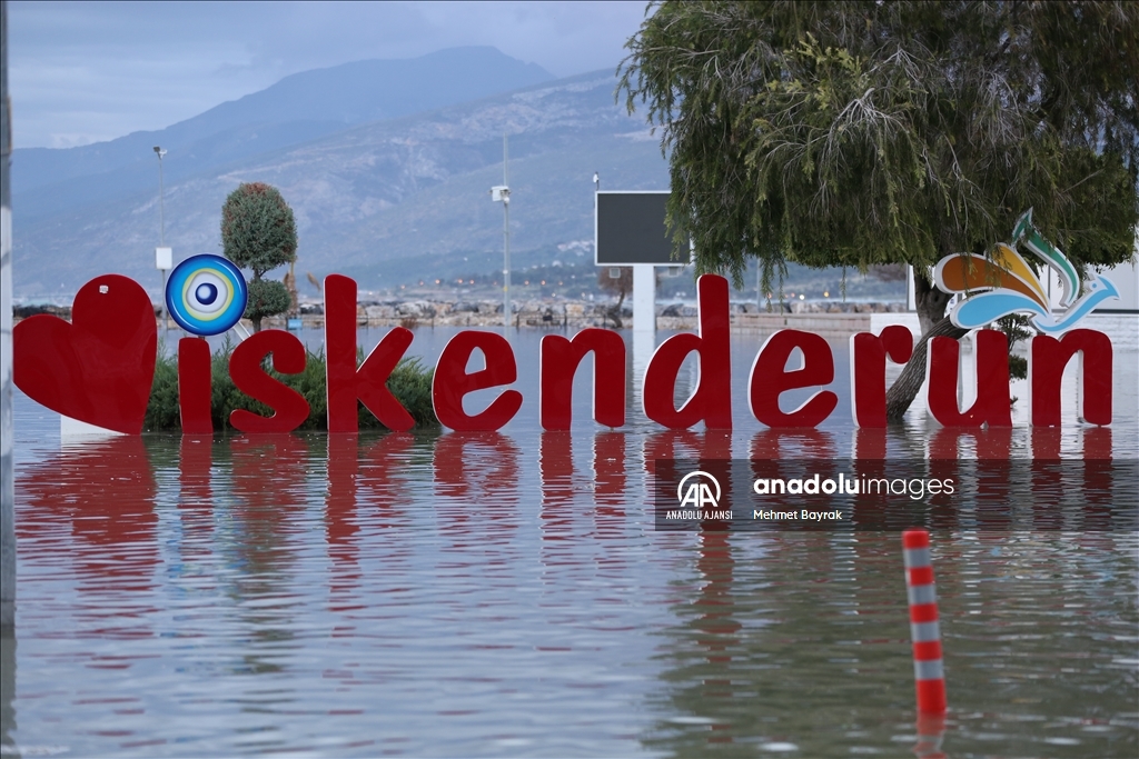 Hatay'da İskenderun'da sağanak ve kuvvetli rüzgar hayatı olumsuz etkiledi