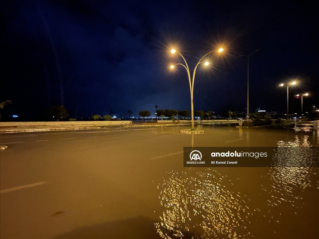 İskenderun'da şiddetli sağanak ve fırtına etkili oldu