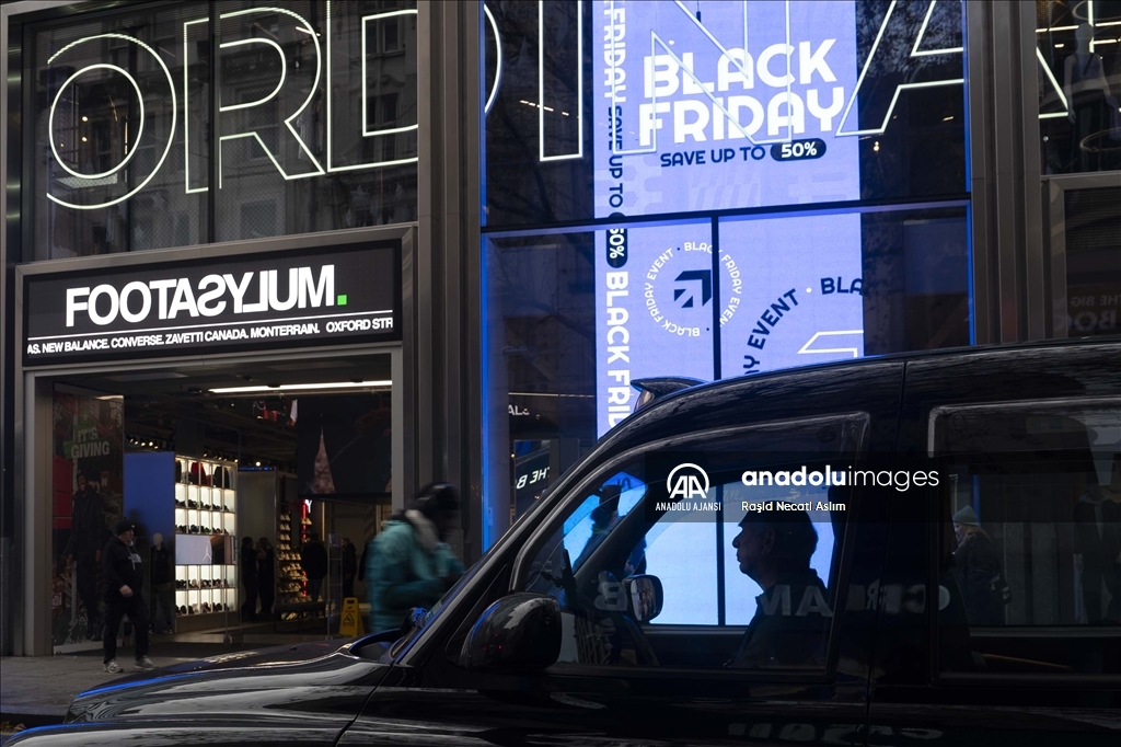 Londra'da alışveriş yoğunluğu yaşanıyor