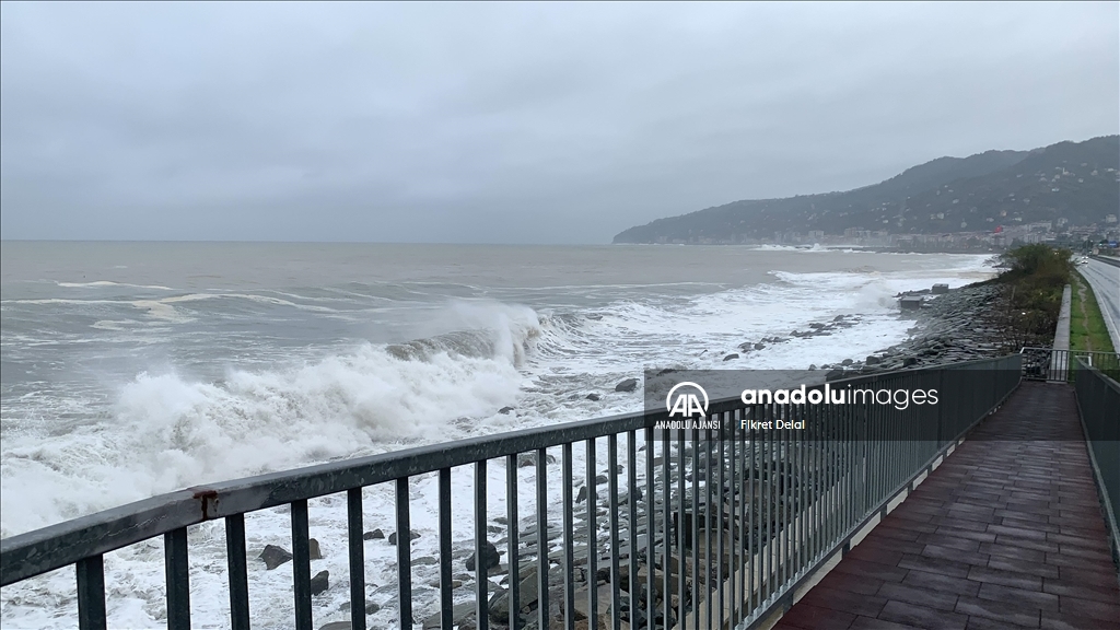 Rize’de fırtına nedeniyle oluşan dev dalgalar Karadeniz Sahil Yolu'na ulaştı