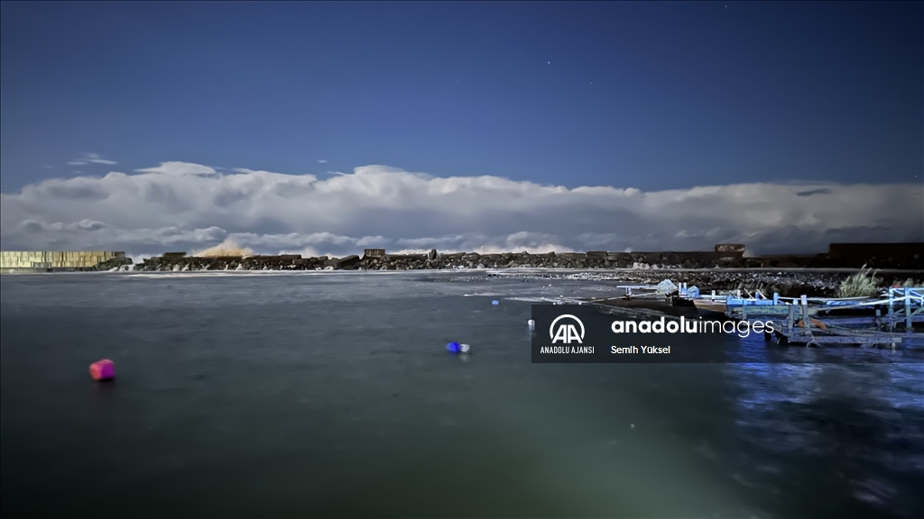 Karadeniz'de fırtına dev dalgalar oluşturdu