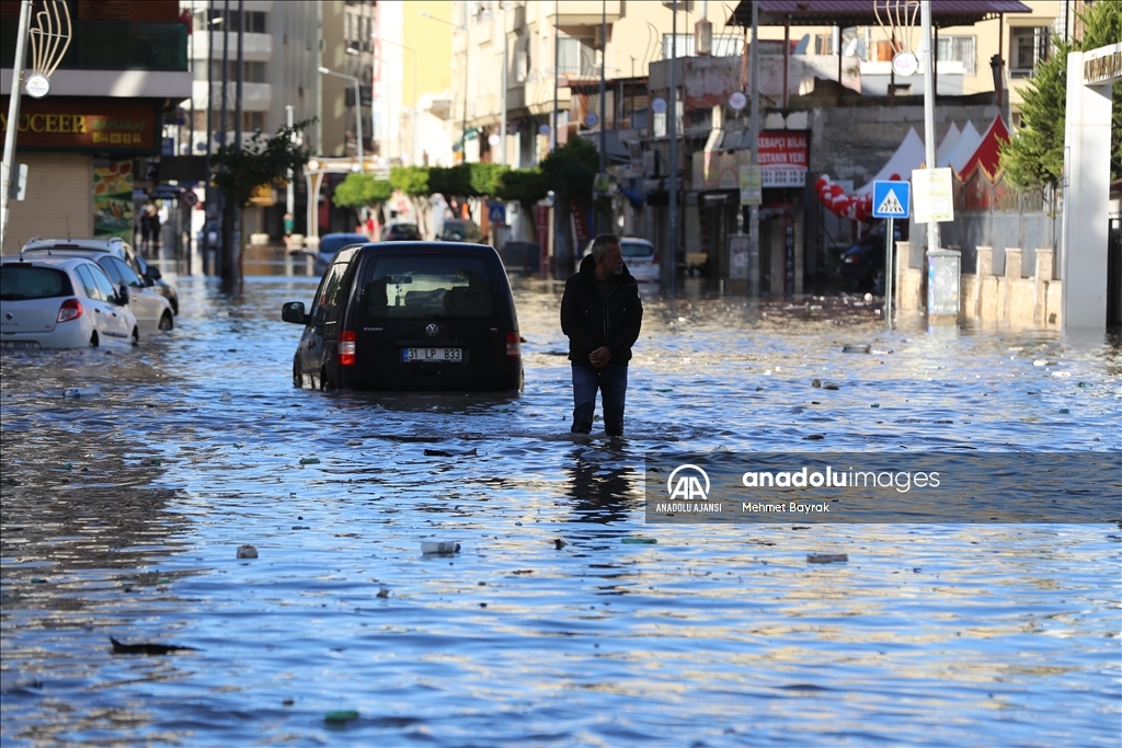 Hatay'ın İskenderun ilçesinde sağanak ve kuvvetli rüzgar hayatı olumsuz etkiledi