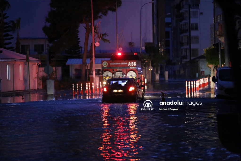 Hatay'da İskenderun'da sağanak ve kuvvetli rüzgar hayatı olumsuz etkiledi