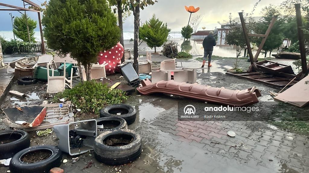 Karadeniz'de fırtına dev dalgalar oluşturdu