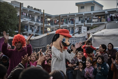 Клоуны подарили детям Газы улыбку