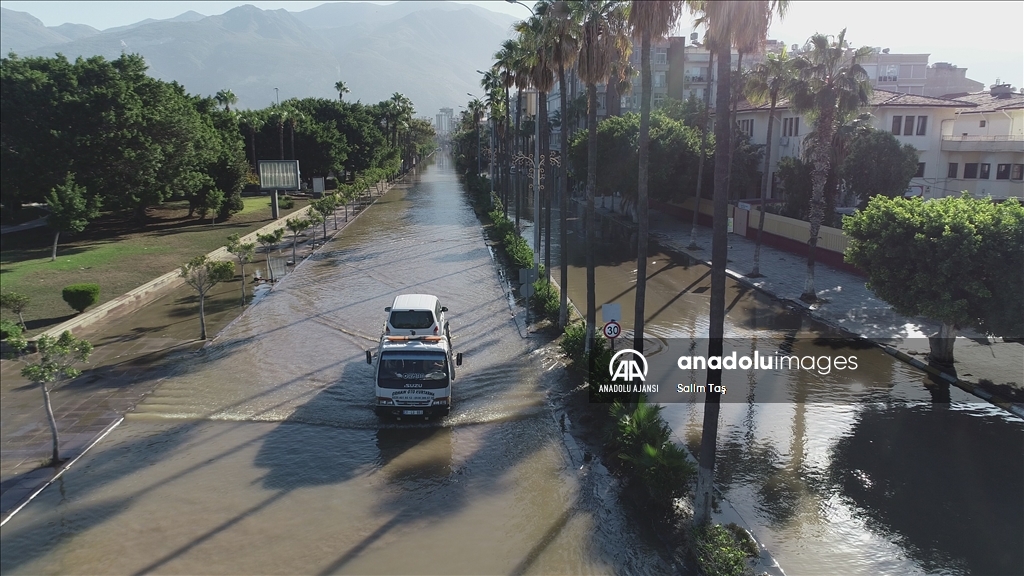 İskenderun'da denizin taşması sonucu su basan ev ve iş yerlerinde temizlik sürüyor