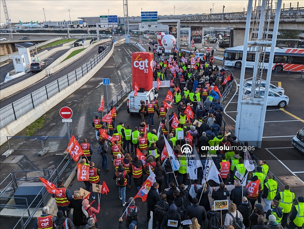 Air France çalışanları, şirketin Paris Orly Havalimanı'ndan çekilme kararına karşı protesto düzenledi