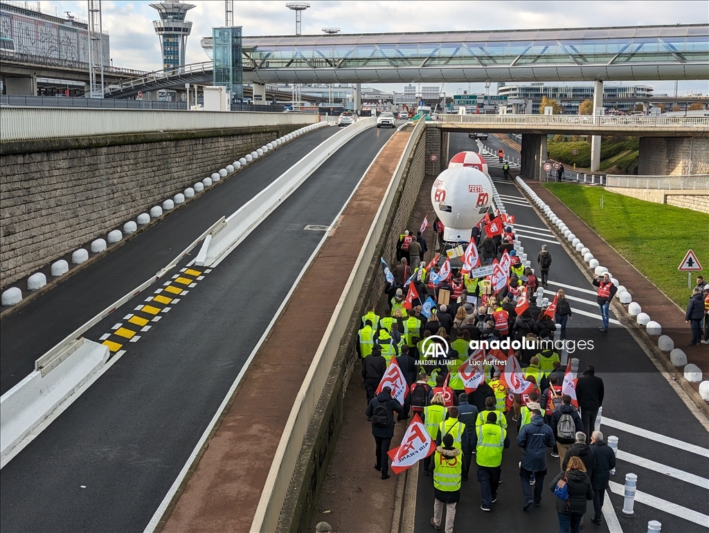 Air France çalışanları, şirketin Paris Orly Havalimanı'ndan çekilme kararına karşı protesto düzenledi