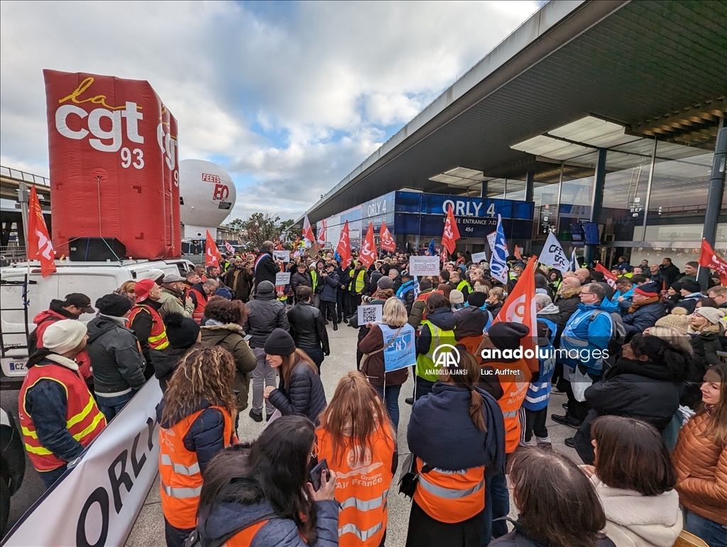 Air France çalışanları, şirketin Paris Orly Havalimanı'ndan çekilme kararına karşı protesto düzenledi