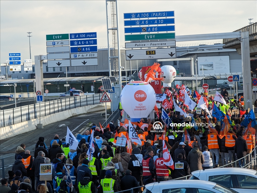 Air France çalışanları, şirketin Paris Orly Havalimanı'ndan çekilme kararına karşı protesto düzenledi