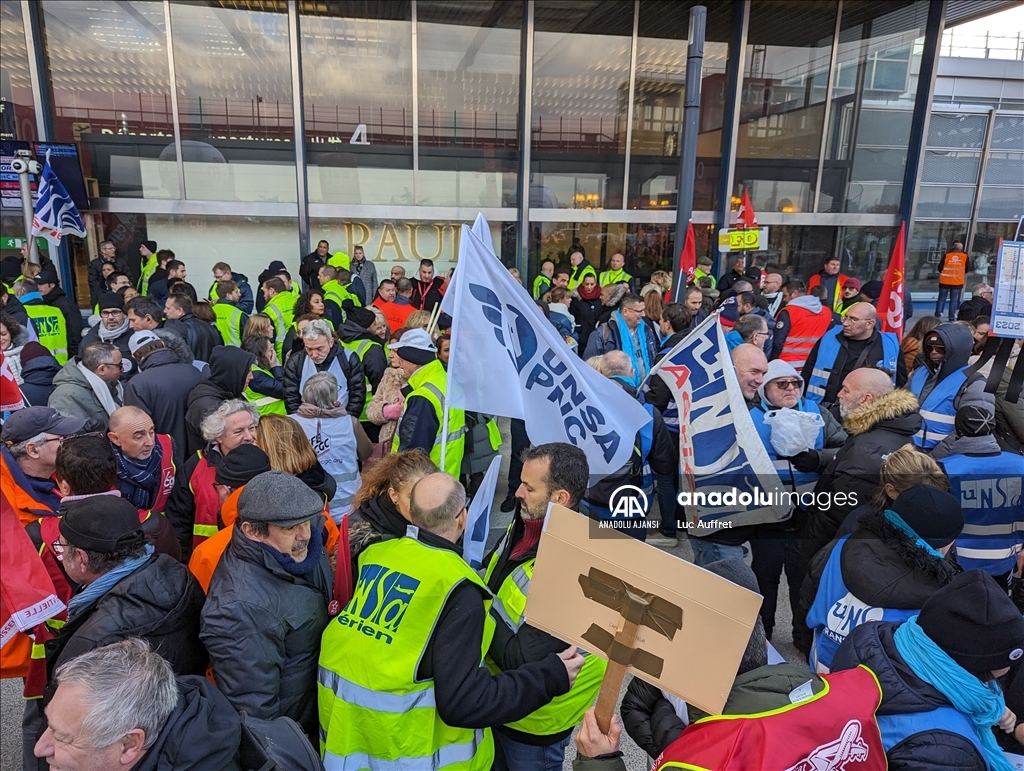 Air France çalışanları, şirketin Paris Orly Havalimanı'ndan çekilme kararına karşı protesto düzenledi