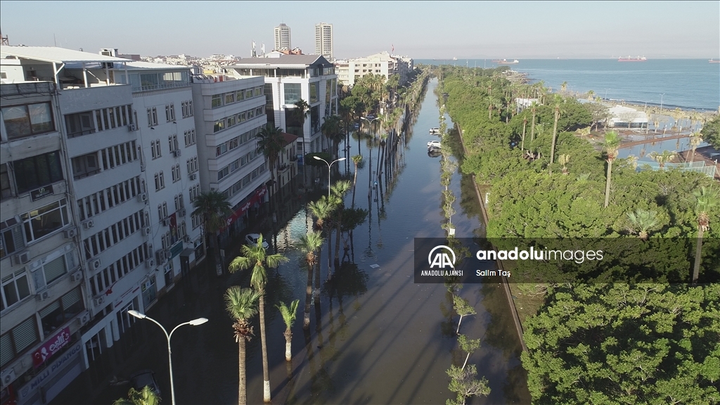 İskenderun'da denizin taşması sonucu su basan ev ve iş yerlerinde temizlik sürüyor