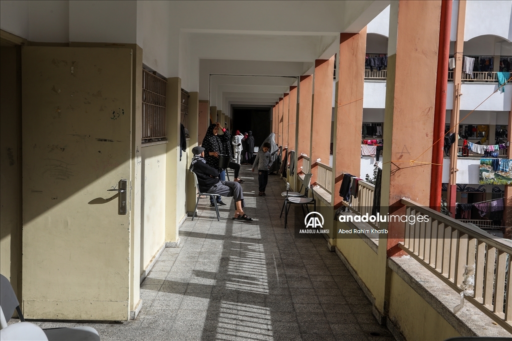 Gazze'deki okullara sığınan Filistinliler, zor şartlar altında yaşamlarını sürdürüyor