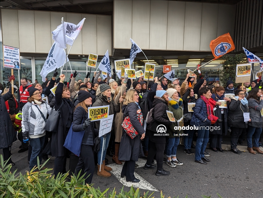 Air France çalışanları, şirketin Paris Orly Havalimanı'ndan çekilme kararına karşı protesto düzenledi