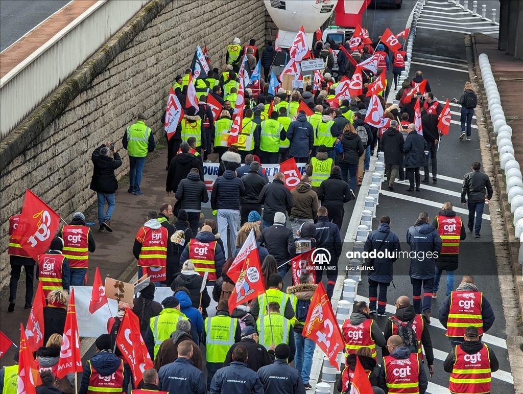 Air France çalışanları, şirketin Paris Orly Havalimanı'ndan çekilme kararına karşı protesto düzenledi