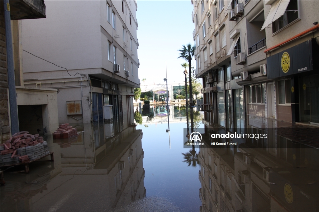 İskenderun'da denizin taşması sonucu su basan ev ve iş yerlerinde temizlik sürüyor