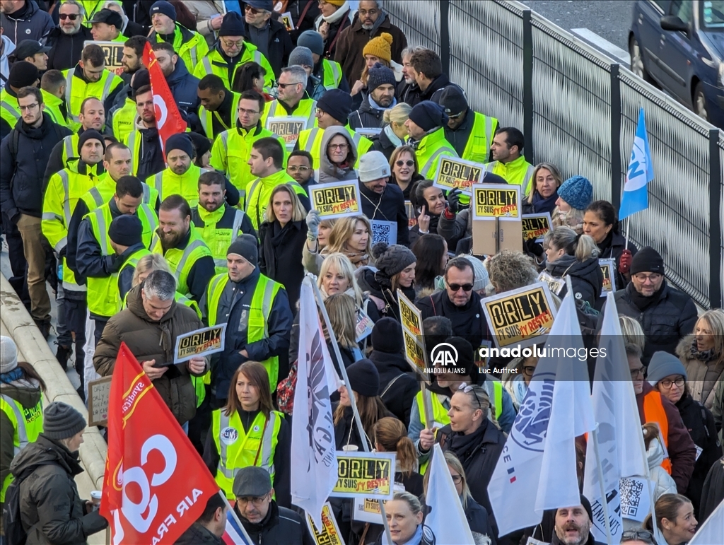 Air France çalışanları, şirketin Paris Orly Havalimanı'ndan çekilme kararına karşı protesto düzenledi