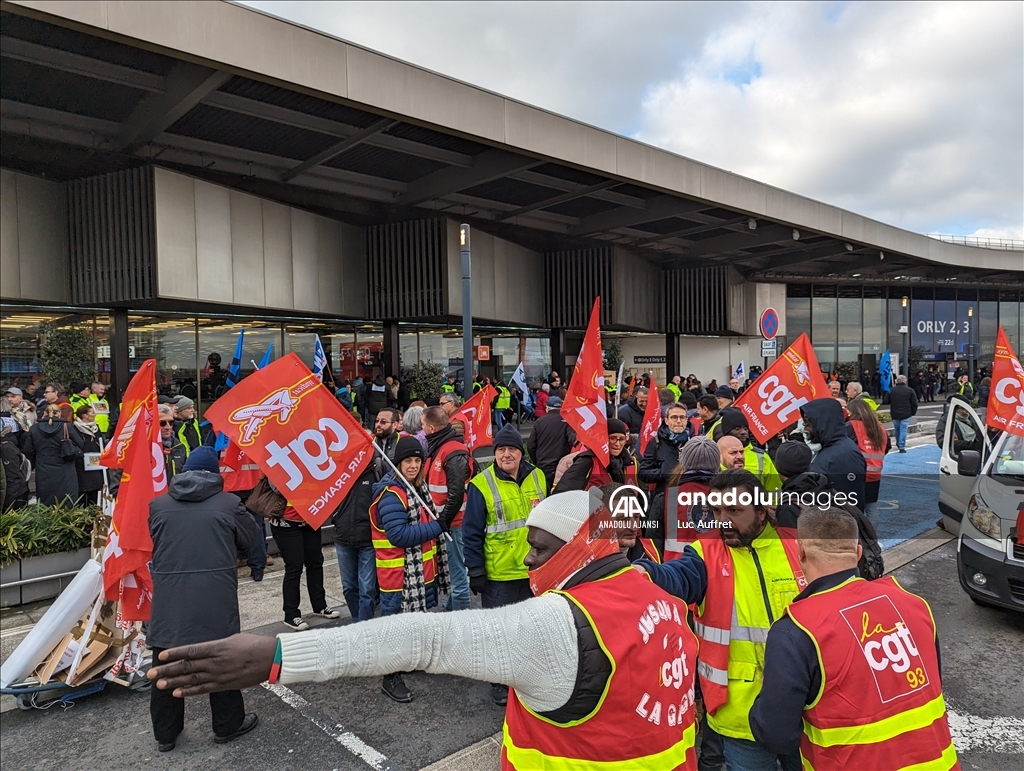 Air France çalışanları, şirketin Paris Orly Havalimanı'ndan çekilme kararına karşı protesto düzenledi