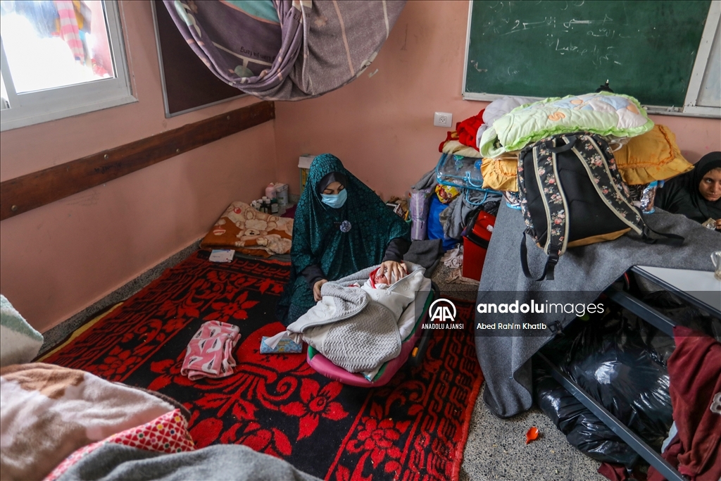 İsrail saldırılarından korunmak için okula sığınan kadın doğum yaptı