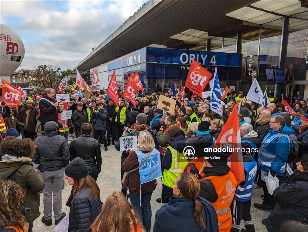Air France çalışanları, şirketin Paris Orly Havalimanı'ndan çekilme kararına karşı protesto düzenledi