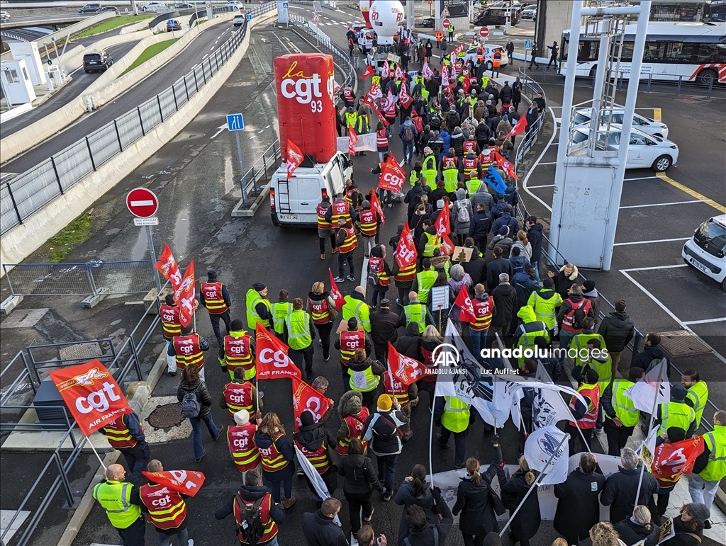 Air France çalışanları, şirketin Paris Orly Havalimanı'ndan çekilme kararına karşı protesto düzenledi