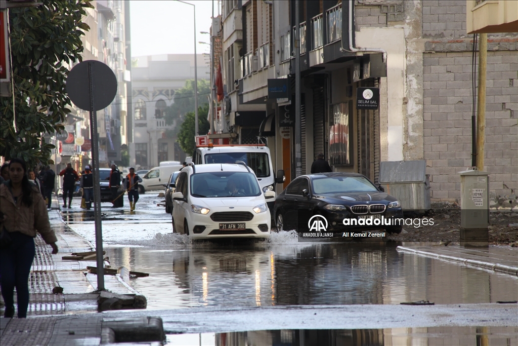 İskenderun'da denizin taşması sonucu su basan ev ve iş yerlerinde temizlik sürüyor