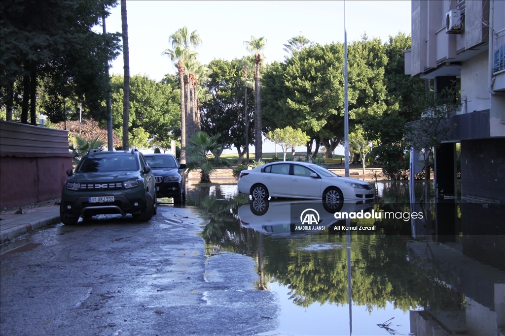 İskenderun'da denizin taşması sonucu su basan ev ve iş yerlerinde temizlik sürüyor