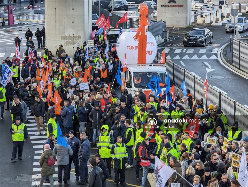 Air France çalışanları, şirketin Paris Orly Havalimanı'ndan çekilme kararına karşı protesto düzenledi