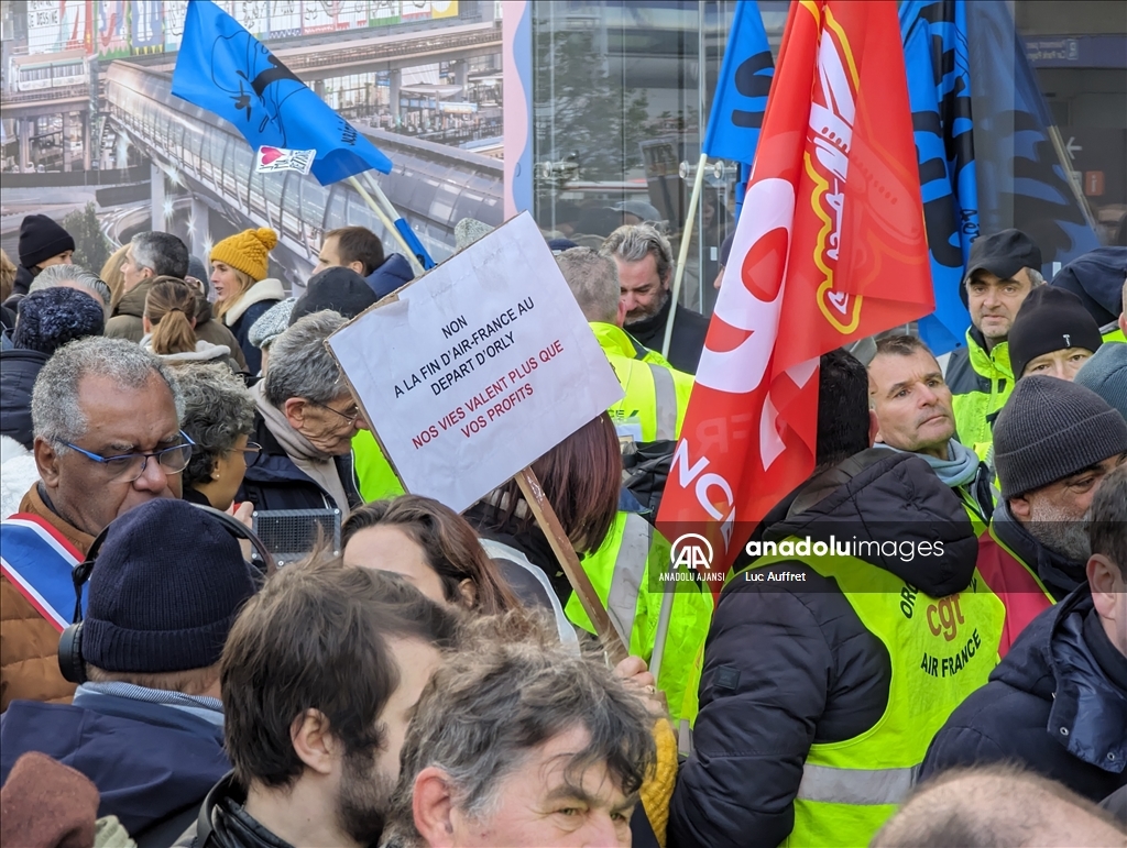 Air France çalışanları, şirketin Paris Orly Havalimanı'ndan çekilme kararına karşı protesto düzenledi