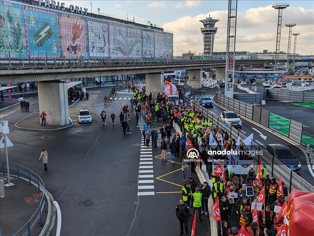 Air France çalışanları, şirketin Paris Orly Havalimanı'ndan çekilme kararına karşı protesto düzenledi