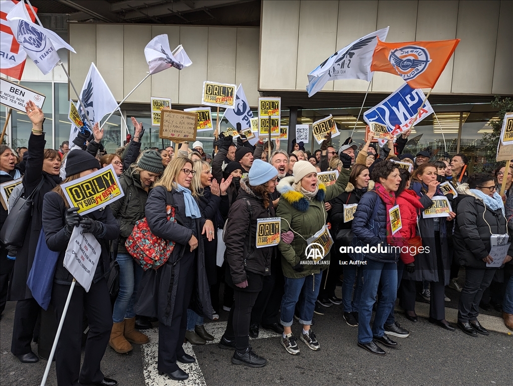 Air France çalışanları, şirketin Paris Orly Havalimanı'ndan çekilme kararına karşı protesto düzenledi