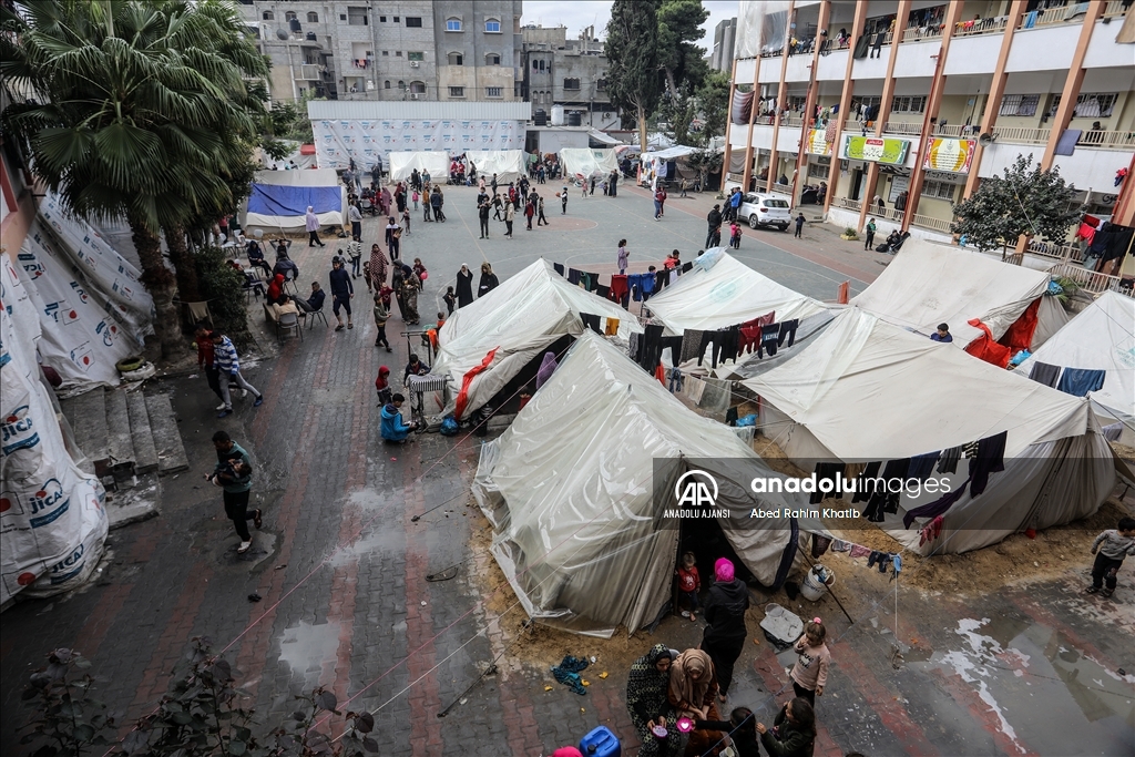 Gazze'deki okullara sığınan Filistinliler, zor şartlar altında yaşamlarını sürdürüyor