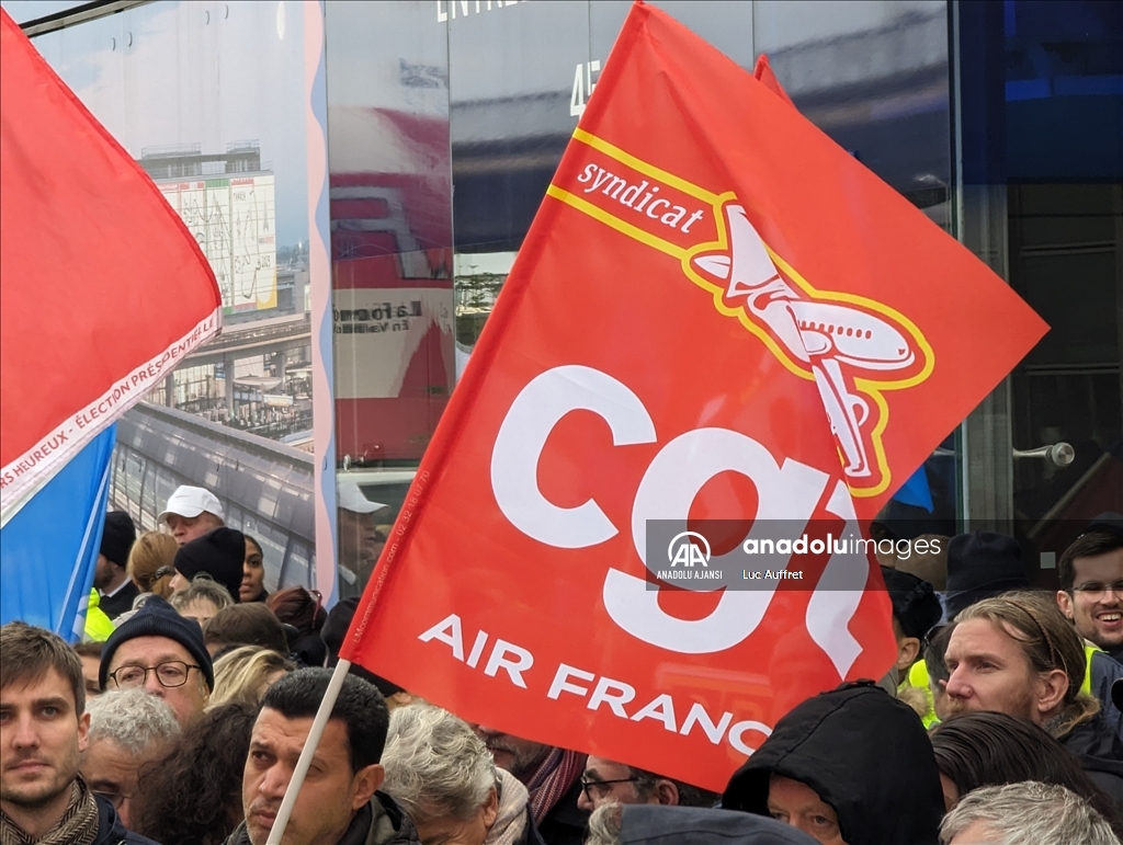 Air France çalışanları, şirketin Paris Orly Havalimanı'ndan çekilme kararına karşı protesto düzenledi