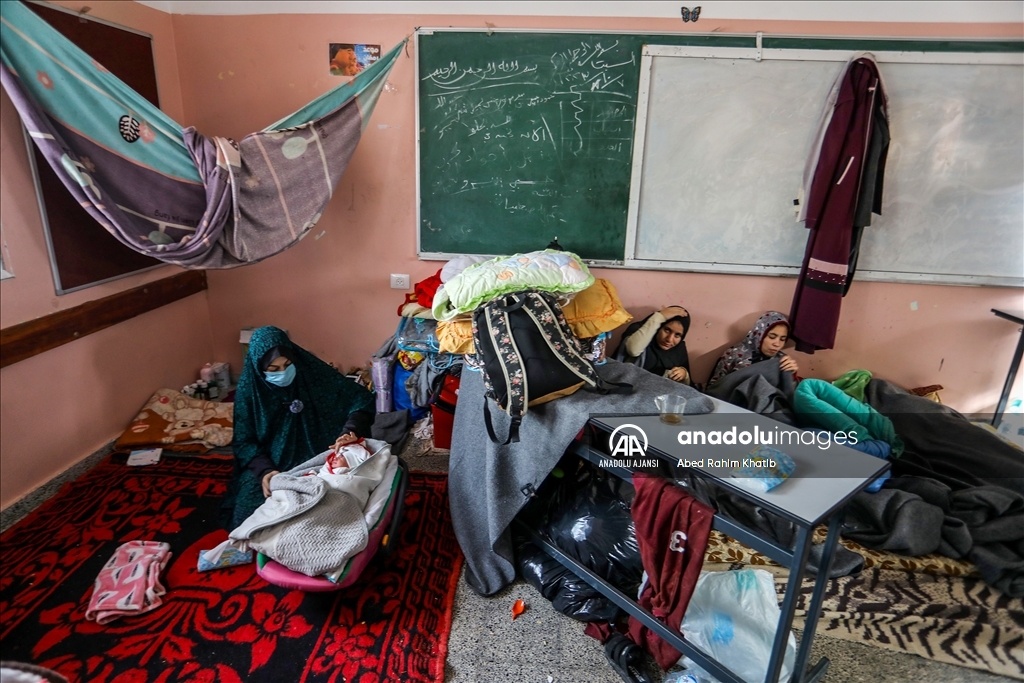 İsrail saldırılarından korunmak için okula sığınan kadın doğum yaptı