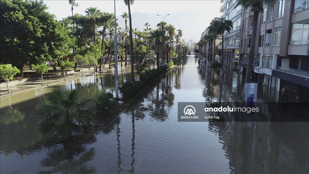 İskenderun'da denizin taşması sonucu su basan ev ve iş yerlerinde temizlik sürüyor