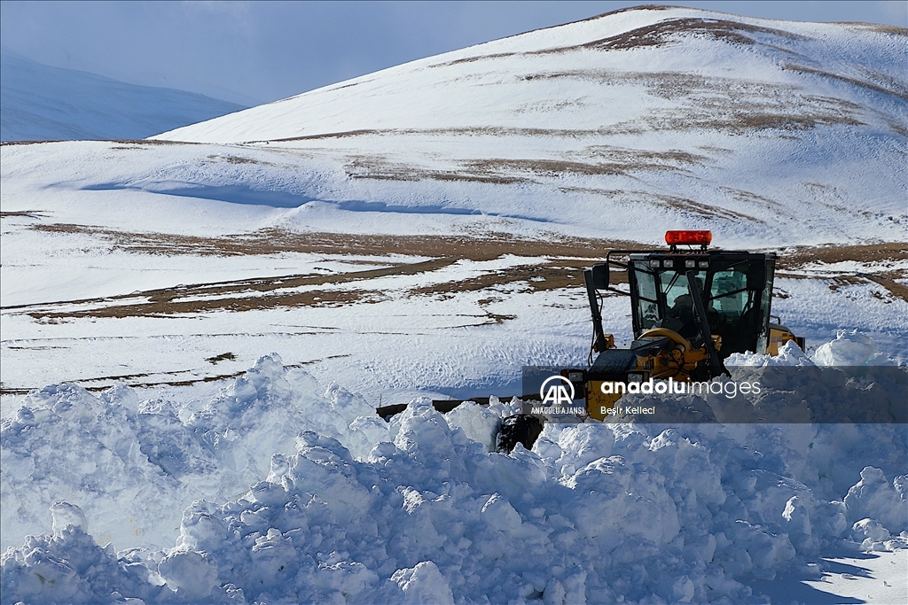 Bayburt'un yüksek rakımlı dağ köyleri karla sessizliğe büründü