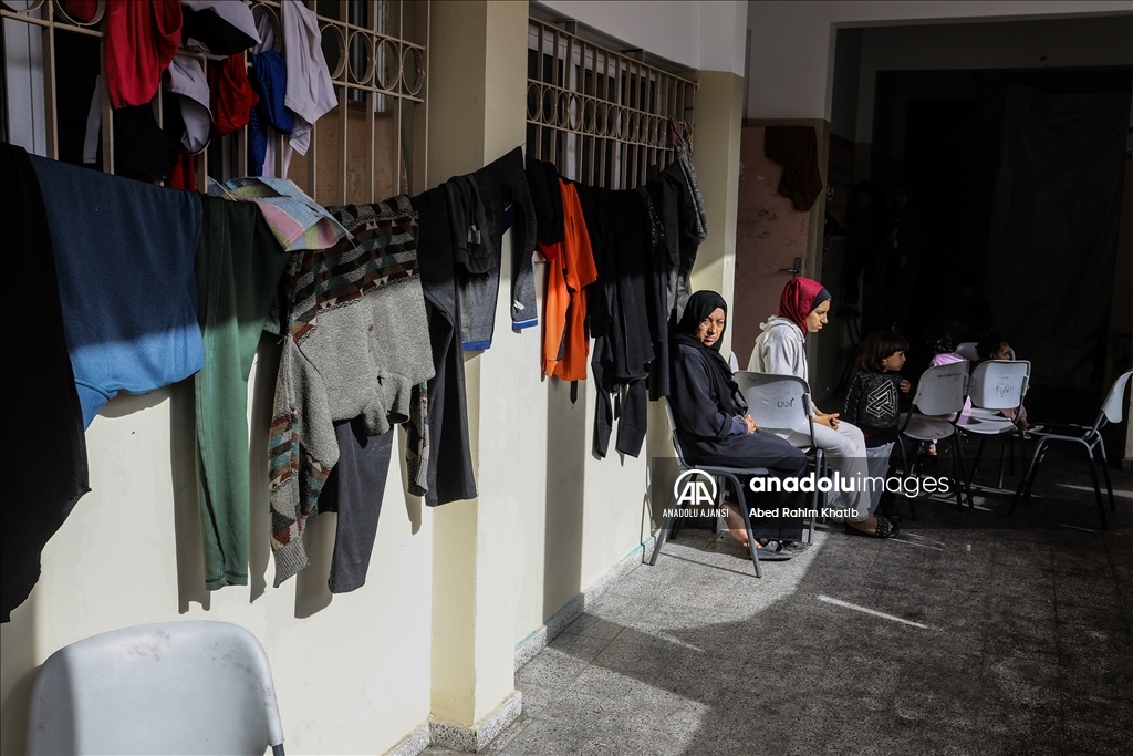 Gazze'deki okullara sığınan Filistinliler, zor şartlar altında yaşamlarını sürdürüyor